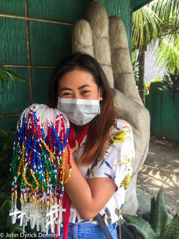 Scouts in the Philippines gave out rosaries to frontliners