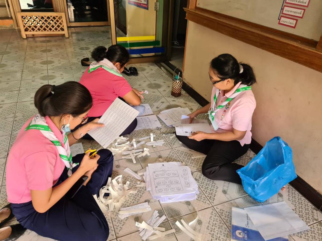 จิตอาสาตัดกระดาษ