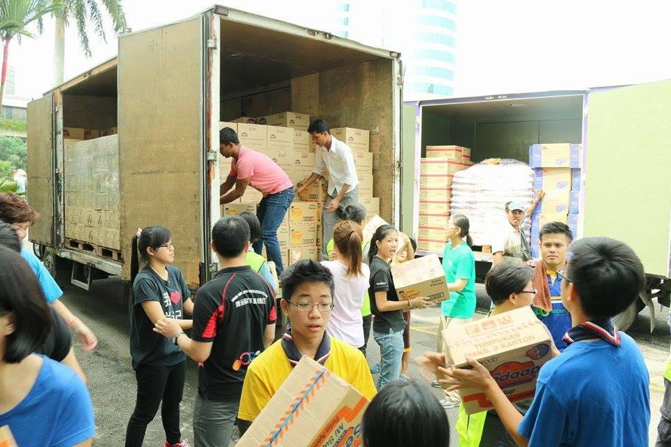 Flood relief services by 10th Petaling Scout Troop