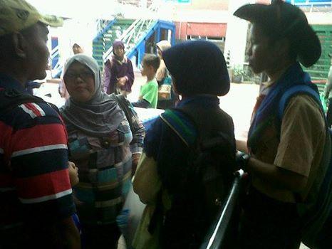 peduli sesama di sebuah pelabuhan penyebrangan merak