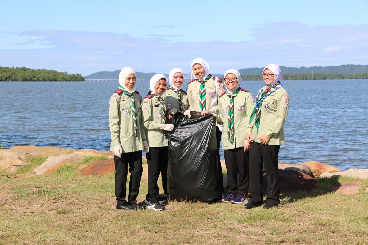 KEMPEN MEMBERSIHKAN TAMAN REKREASI PANTAI SERASA SEMPENA SAMBUTAN HARI ALAM SEKITAR SEDUNIA 
