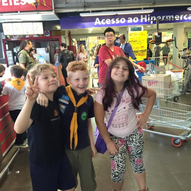 Um abraço por um material escolar