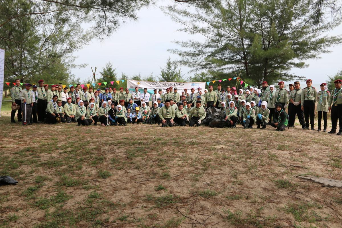 KEMPEN MEMBERSIHKAN PANTAI MUARA SEMPENA SAMBUTAN HARI ALAM SEKITAR SEDUNIA 