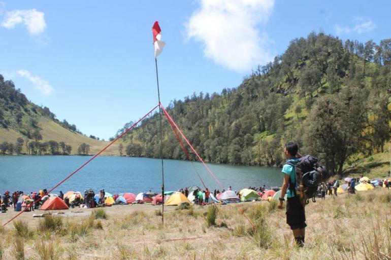red and white flag at the top of semeru