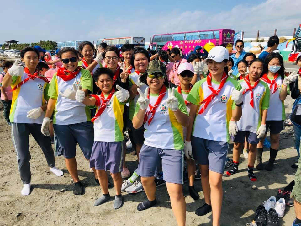 守護地球由你我做起，淨灘守護海洋環境，田中高中童軍團向海致敬