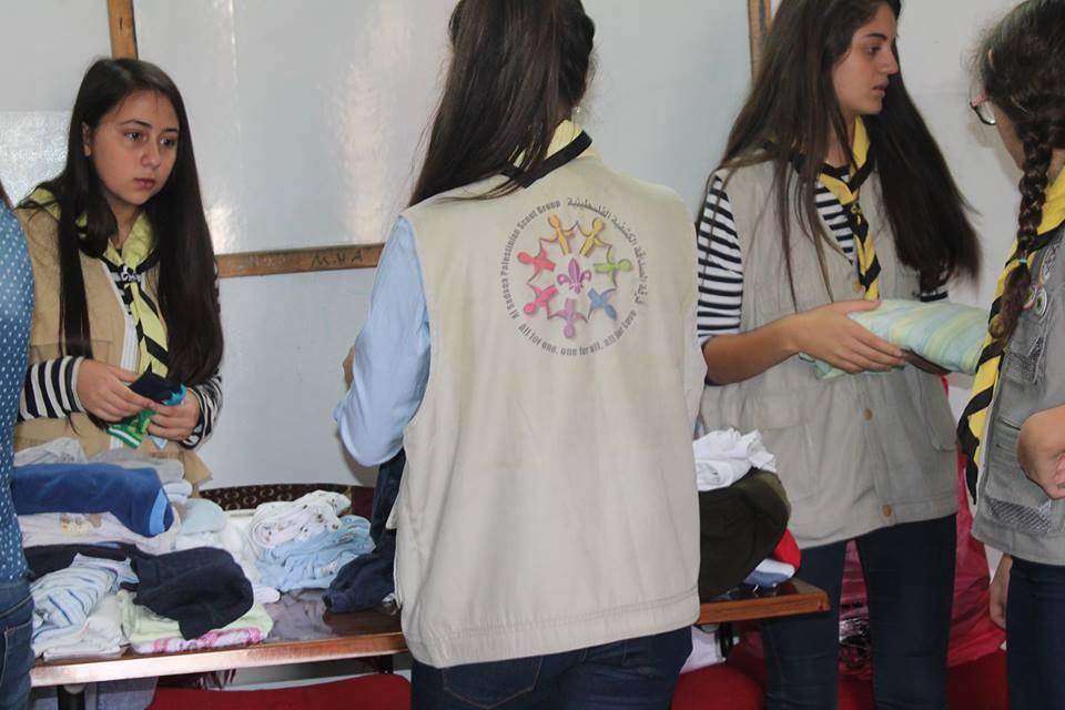 مرشدات الصداقة الفلسطينية يقمن بالنشاط التطوعي السنوي لتوزيع الملابس على الفقراء تحت شعار : اغسلها واكويها واهديها 