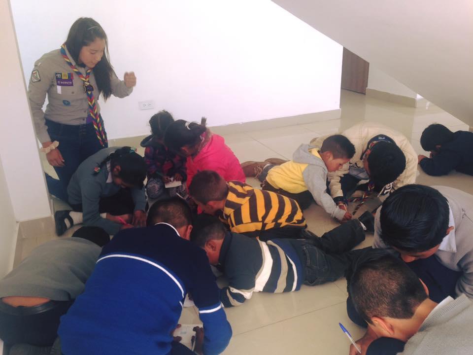 Pintar Caritas y entretener a niños 