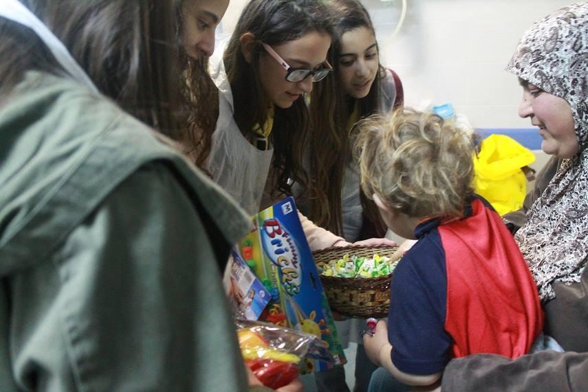  Celebrated the holiday season with the sick children in the hospital sharing their love, care and gifts  مرشدات الصداقة يزرن المرضى بمناسبة عيد المولد النبوي الشريف وعيد الميلاد المجيد