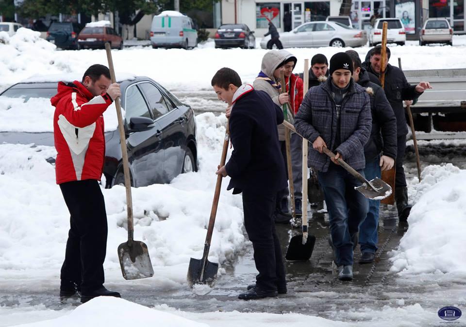 Georgian scouts cleaned the snowy streets