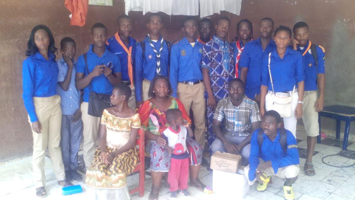 un scout, un sourire pour un enfant orphelin