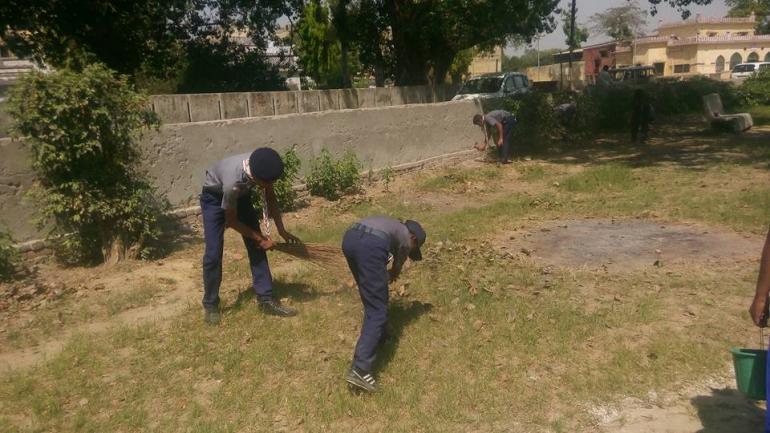 स्वच्छ भारत अभियान के तहत पार्को में की गई सफाई।  