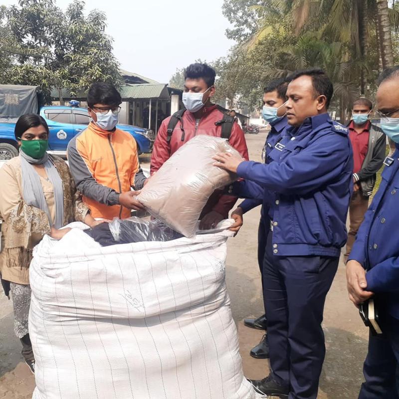 যশোর জেলার পুলিশ সুপার মহোদয় জনাব "মোহাম্মদ আশরাফ হোসেন" পিপিএম, এর কাছ থেকে অসহায় ছিন্নমূল ও রাস্তায় পড়ে থাকা ব্যাক্তিদের মধ্যে বস্ত্র বিতরনের জন্য বাংলাদেশ স্কাউটস ও আইইডি "যুব ফোরাম যশোর" এর সদস্যদের কাছে শীতবস্ত্র (কম্বল) হস্তান্তর করেন... 