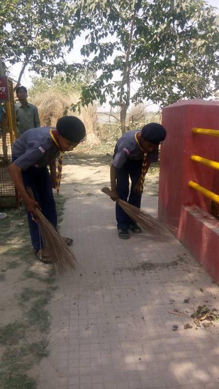 स्वच्छ भारत अभियान के तहत् पार्को की हो रही सफाई।
