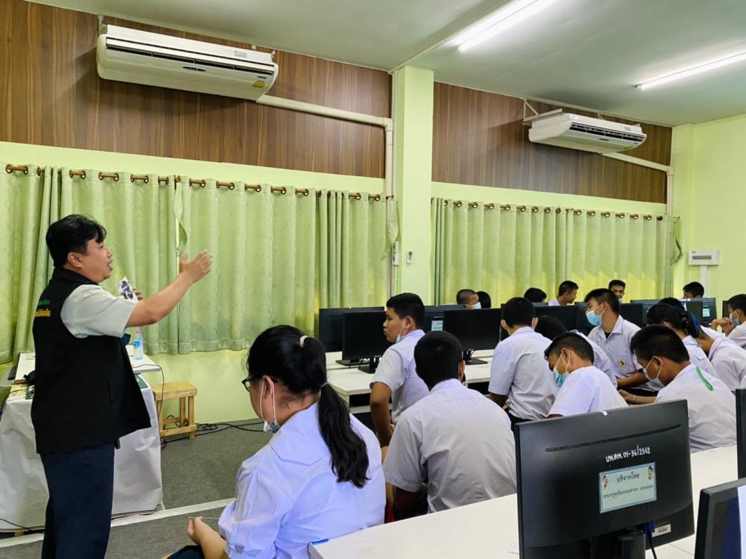 ให้ความรู้ด้านคอมพิวเตอร์ และการศึกษาต่อแก่นักเรียนโรงเรียนวัดบางหญ้าแพรก
