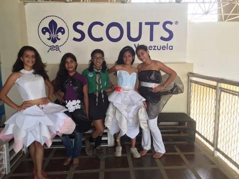 Taller de Vestidos de Reciclaje (hechos con papel y bolsas plásticas) 