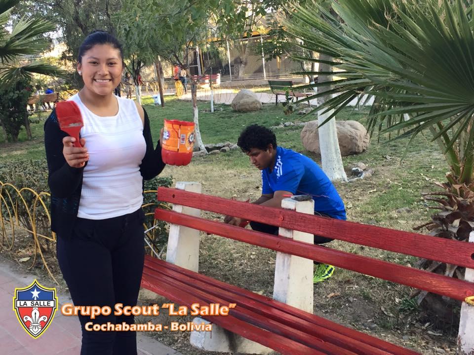Pintando Bancas en nuestro lugar de reunion 