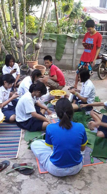 ร่วมทำพานไหว้ครูกับเพื่อนๆ