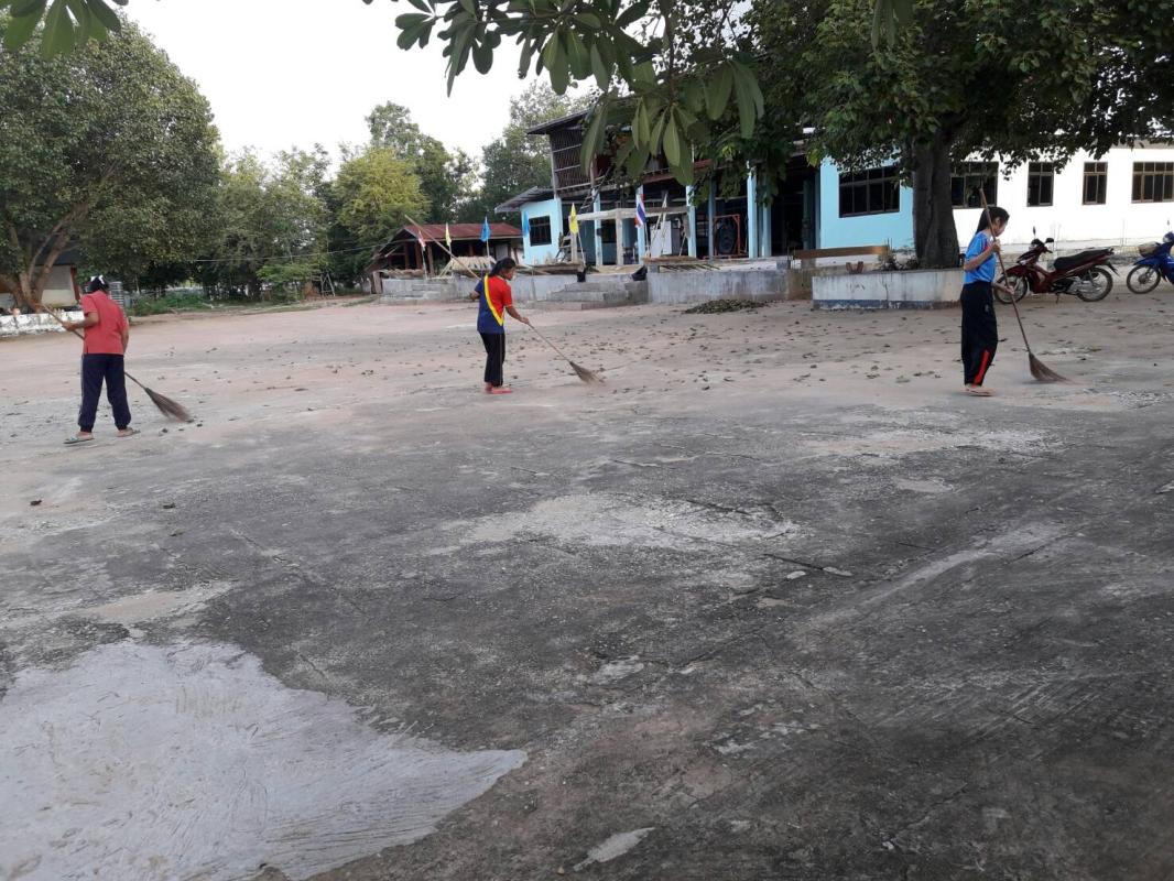 กวาดลานวัด