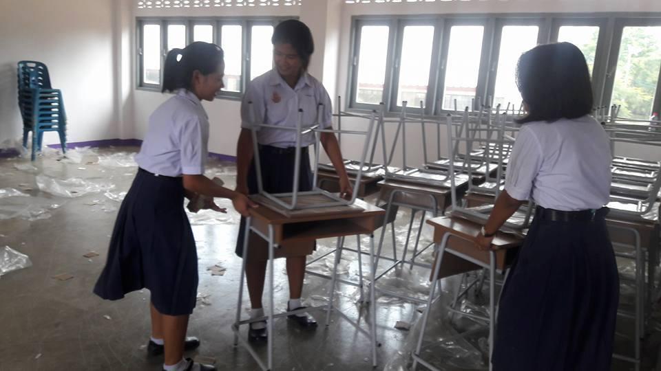 ยกเก้าอื้บนอาคารใหม่