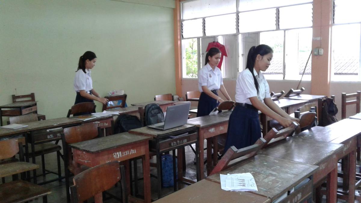 ทำความสะอาดห้องเรียนและรอบบริเวณหน้าอาคารเรียน