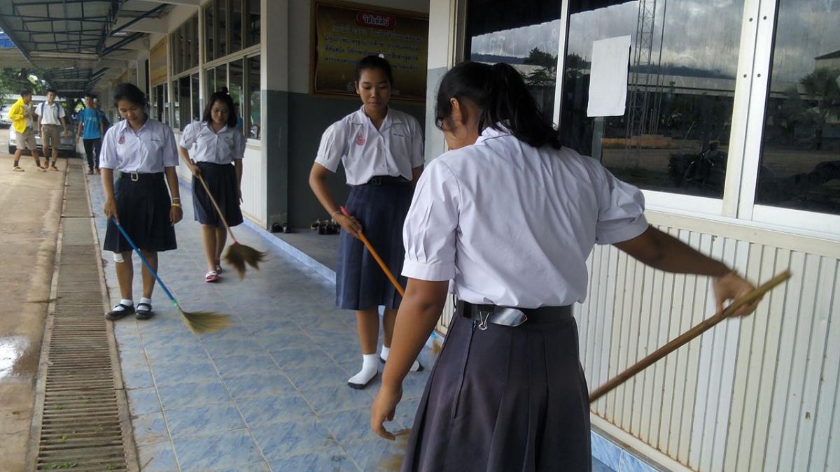 ทำความสะอาดพื้นอาคารเรียน