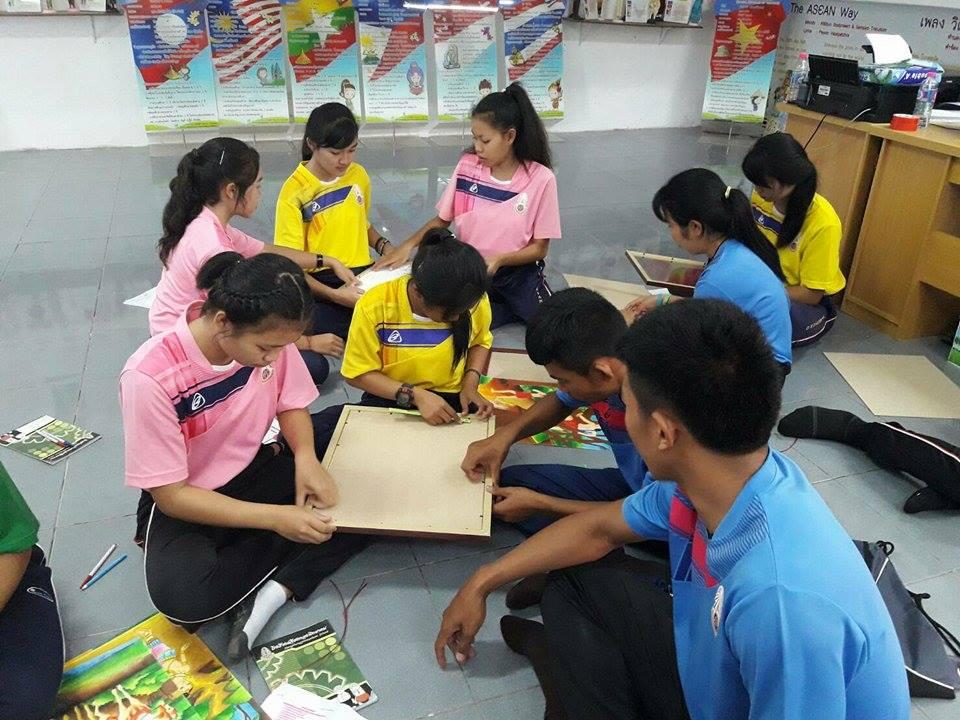 นำรูปเข้ากรอบเพื่อนำไปถวายให้แก่วัด
