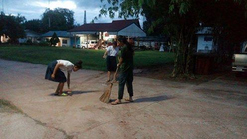 กวาดถนนบริเวณรอบๆ อบต.