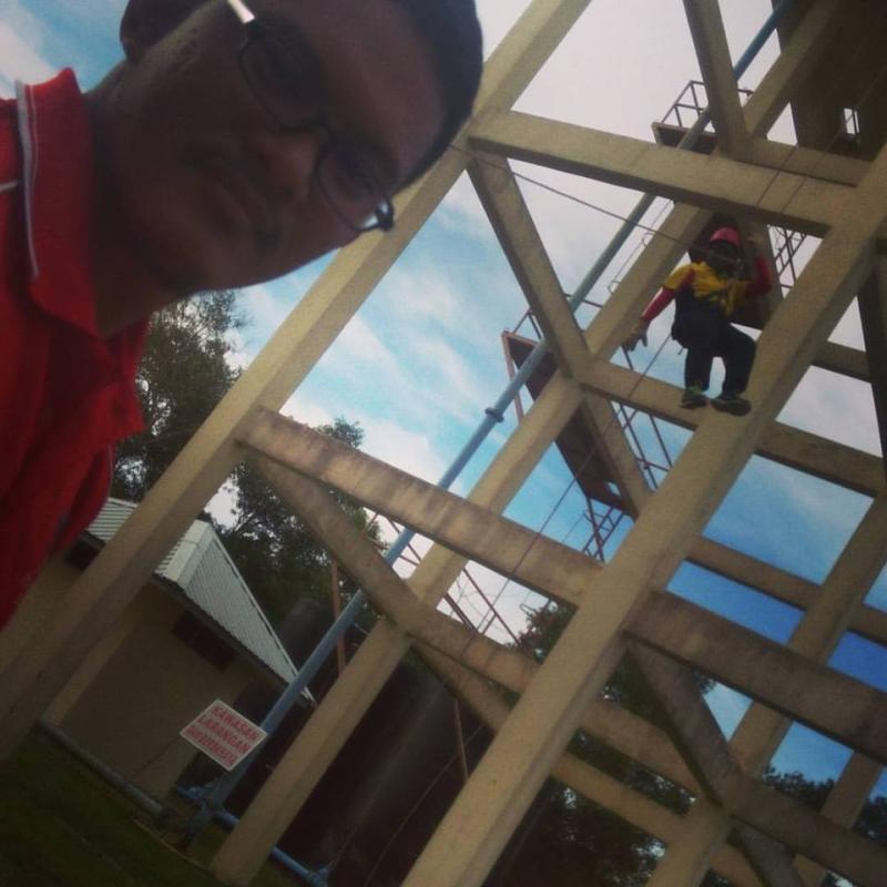 Membantu kumpulan jurulatih membuat persediaan aktiviti Abseiling untuk program S.H.I.E.L.D.S.