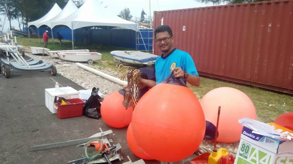 Khidmat Masyarakat membersihkan kawasan SUKMA Sukan Pelayaran 