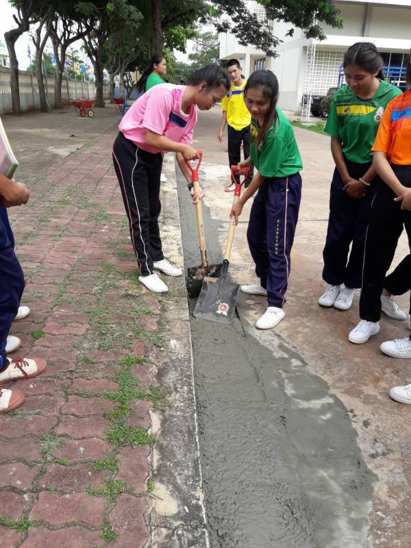 ลาดปูนทำที่จอดรถยนต์