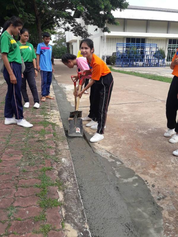 เทปูนทำที่จอดรถให้คณะครูในโรงเรียน