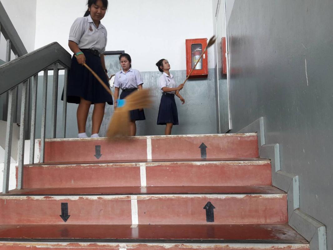 กวาดพื้น ทำความสะอาดทางขึ้นบันได