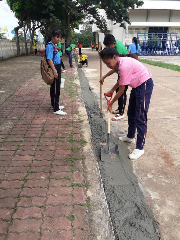 ทำลานจอดรถให้คณะครูโรงเรียนเจียงทองพิทยาคม