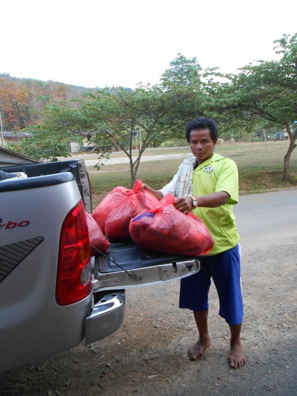 Penyerahan pakaian terpakai kepada masyarakat orang asli di Pos Betau,Lipis,Pahang.Malaysia