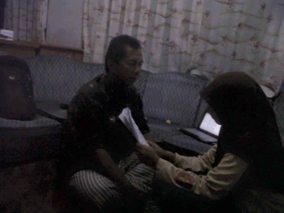 membacakan puisi kepada kedua orang tuaku
