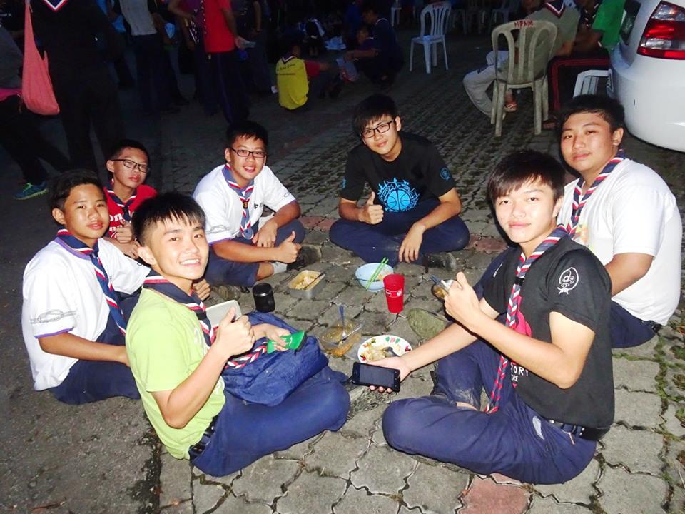 An exciting experience eating on the floor xDD