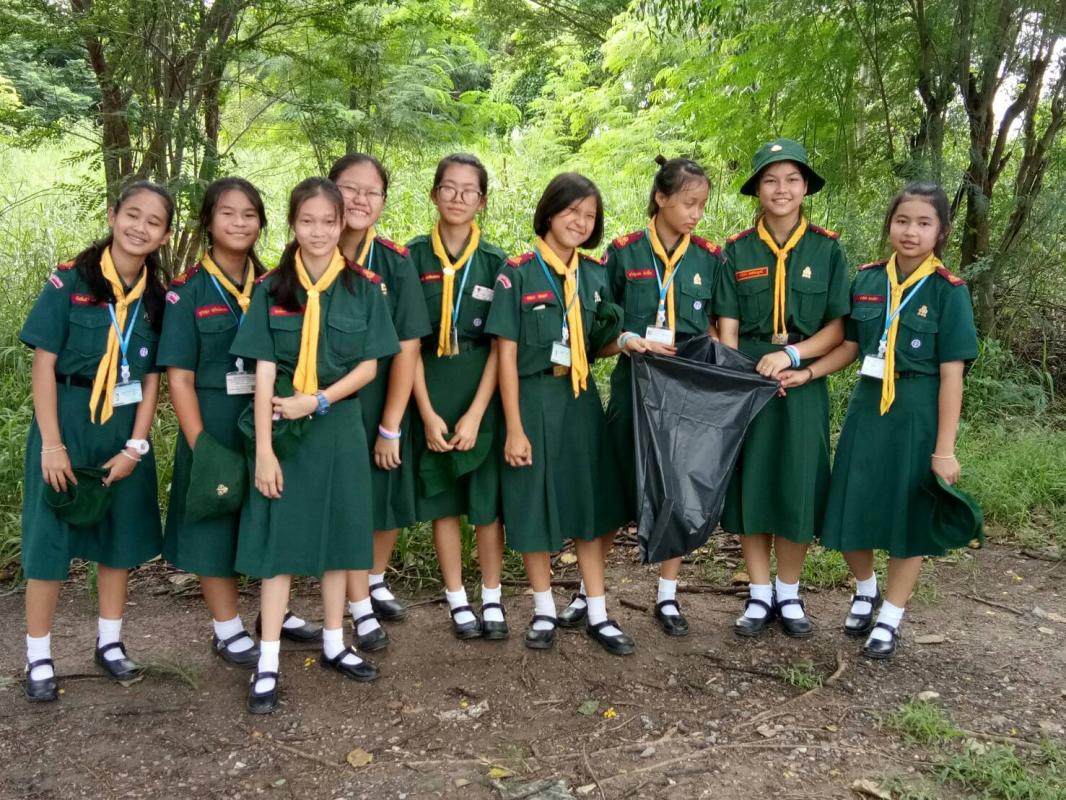 เก็บขยะหน้าโรงเรียน