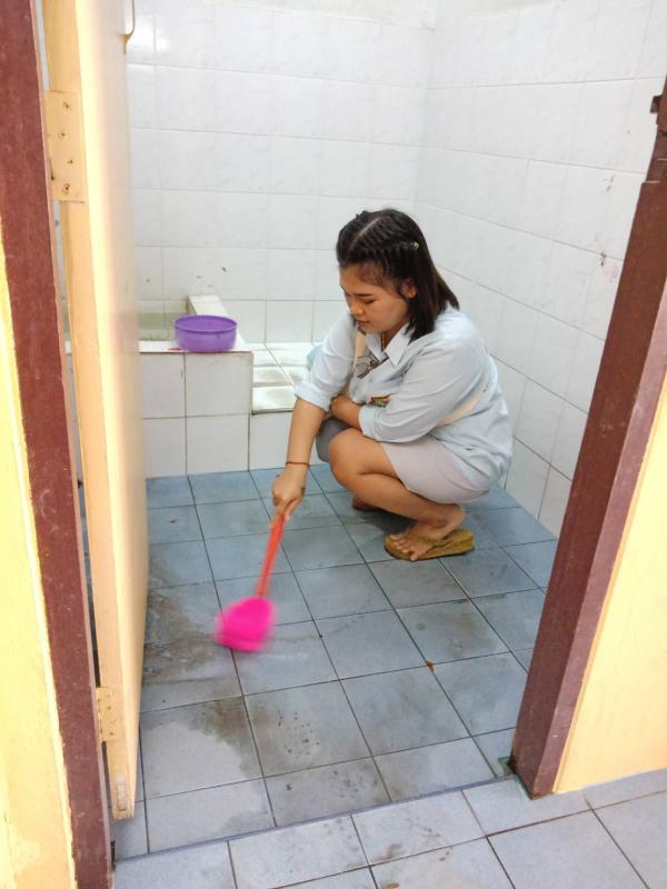 อาสาล้างทำความสะอาดห้องน้ำ