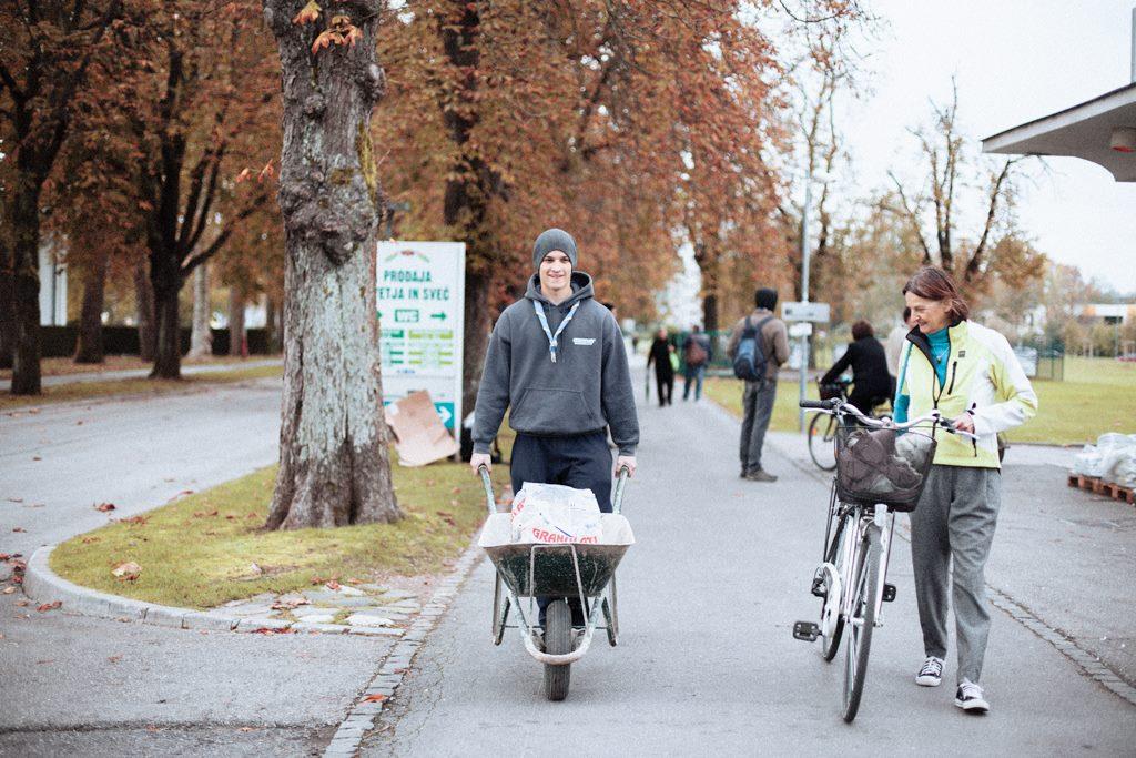 Helping out the visitors of the cemetery