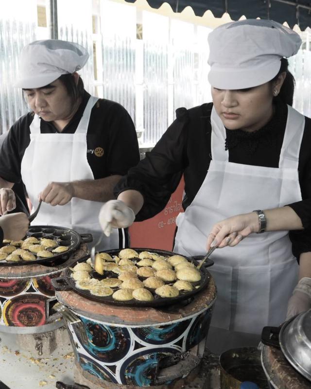 ทำไข่ครกแจกผู้ร่วมงานถวายดอกไม้จันทน์ ณ วัดอุดมรังสี