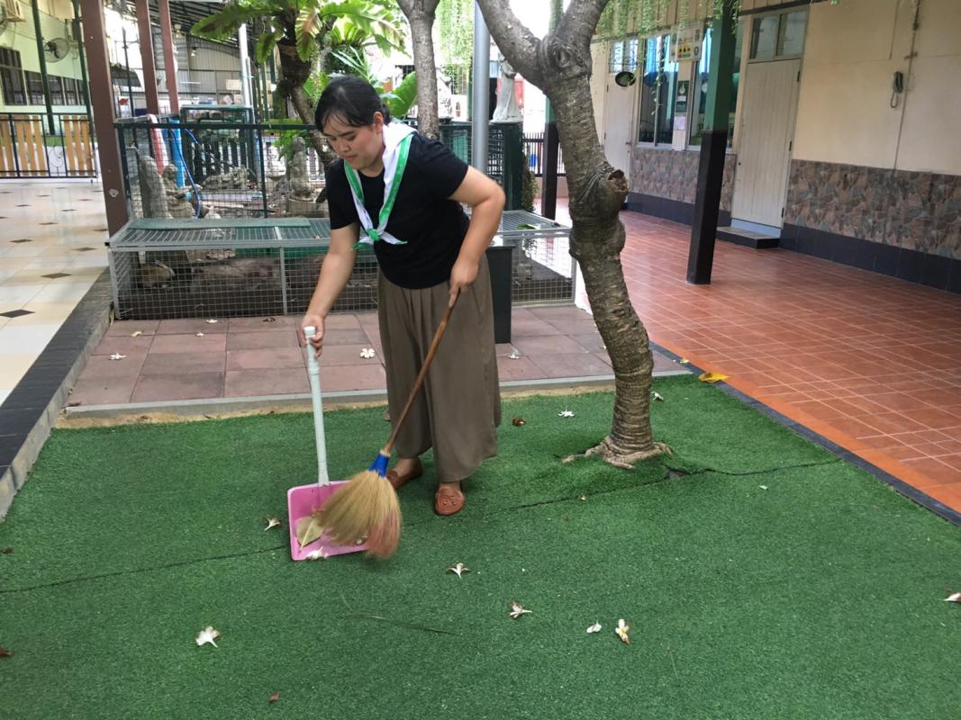 ทำความสะอาดบริเวรโรงเรียน