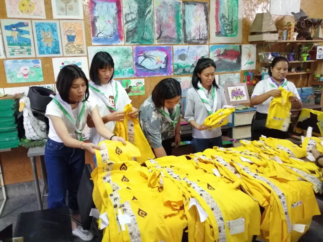 จิตอาสาช่วยทำเสื้อ