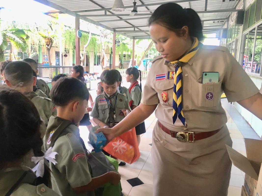 แจกนม
