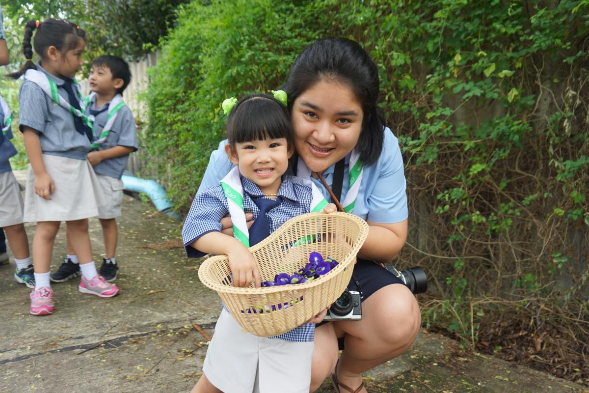 Teaching how to make herbal juice to kindergaten scouts.