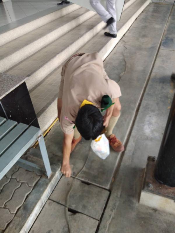 เก็บขยะหลังจากเสร็จการแข่งขัน