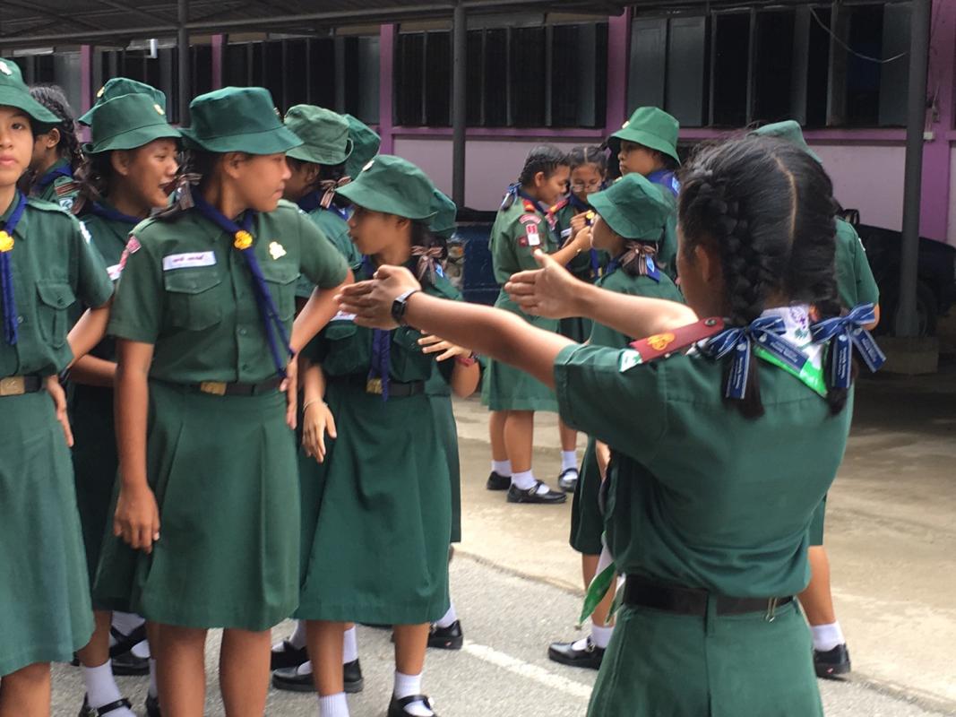 การฝึกให้สัญญาณมือแบบสากลโดยลูกเสือผู้นำสันติภาพ โรงเรียนท่าม่วงราษฎร์บำรุง