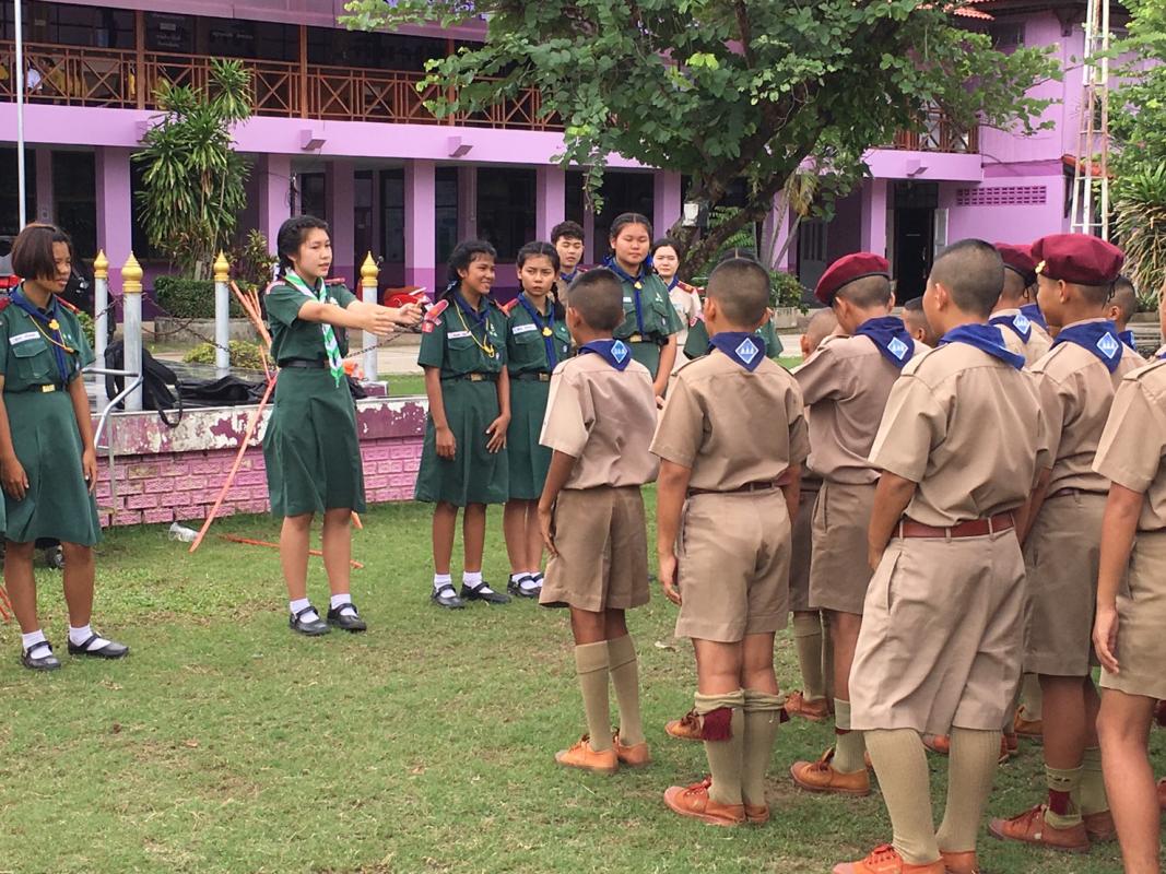 การฝึกสัญญาณ​มือสากล​โดย​พี่เลี้ยง​ลูกเสือ​โรงเรียน​ท่าม่วง​ราษฎร์​บำรุง​