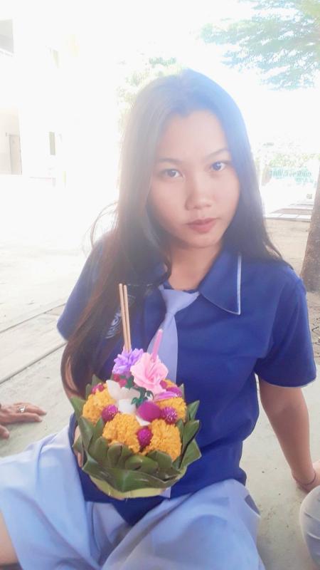 ทำกระทงในประเพณีลอยกระทงในวัสดุธรรมชาติ
