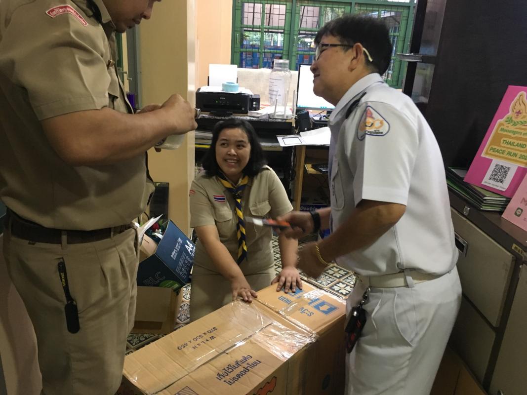 จิตอาสาช่วยแพ็คอุปกรณ์ลูกเสือผู้นำสันติภาพ