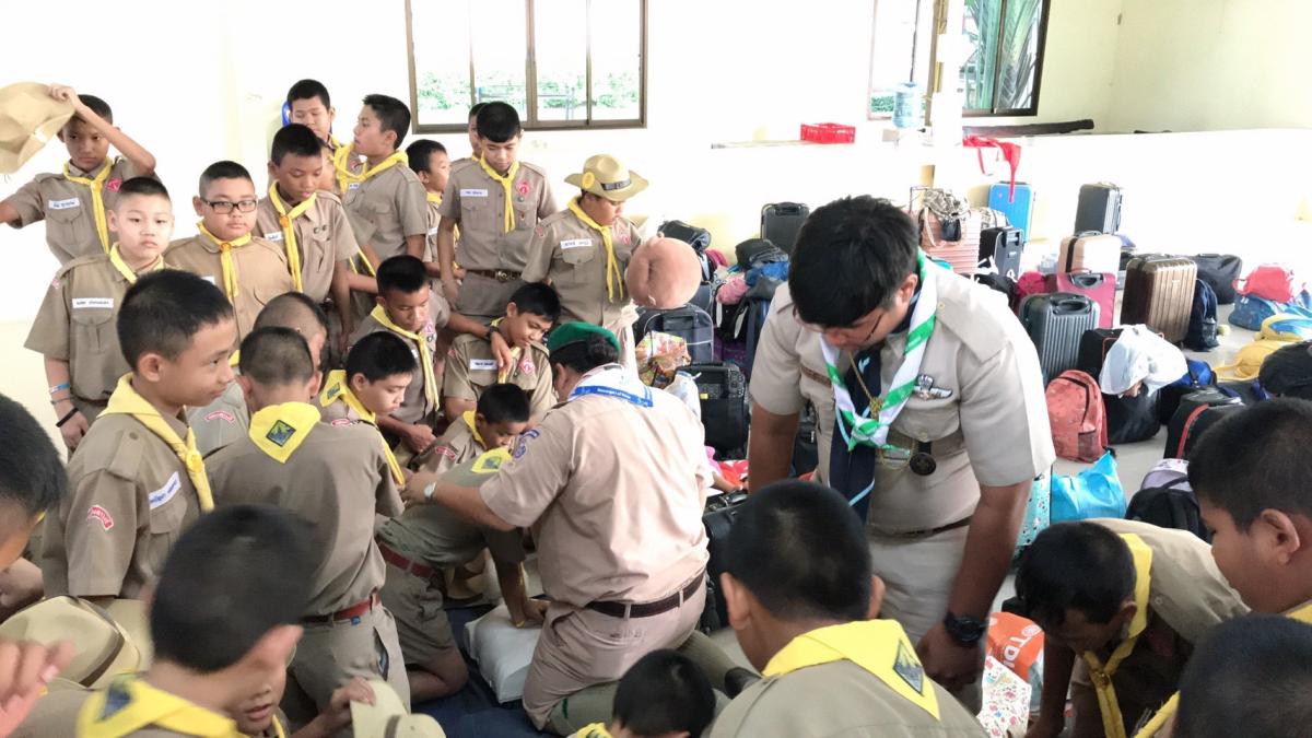 สอนปฐมพยาบาล ให้กับลูกเสือ-เนตรนารีสามัญ โรงเรียนคลองมหาวงก์